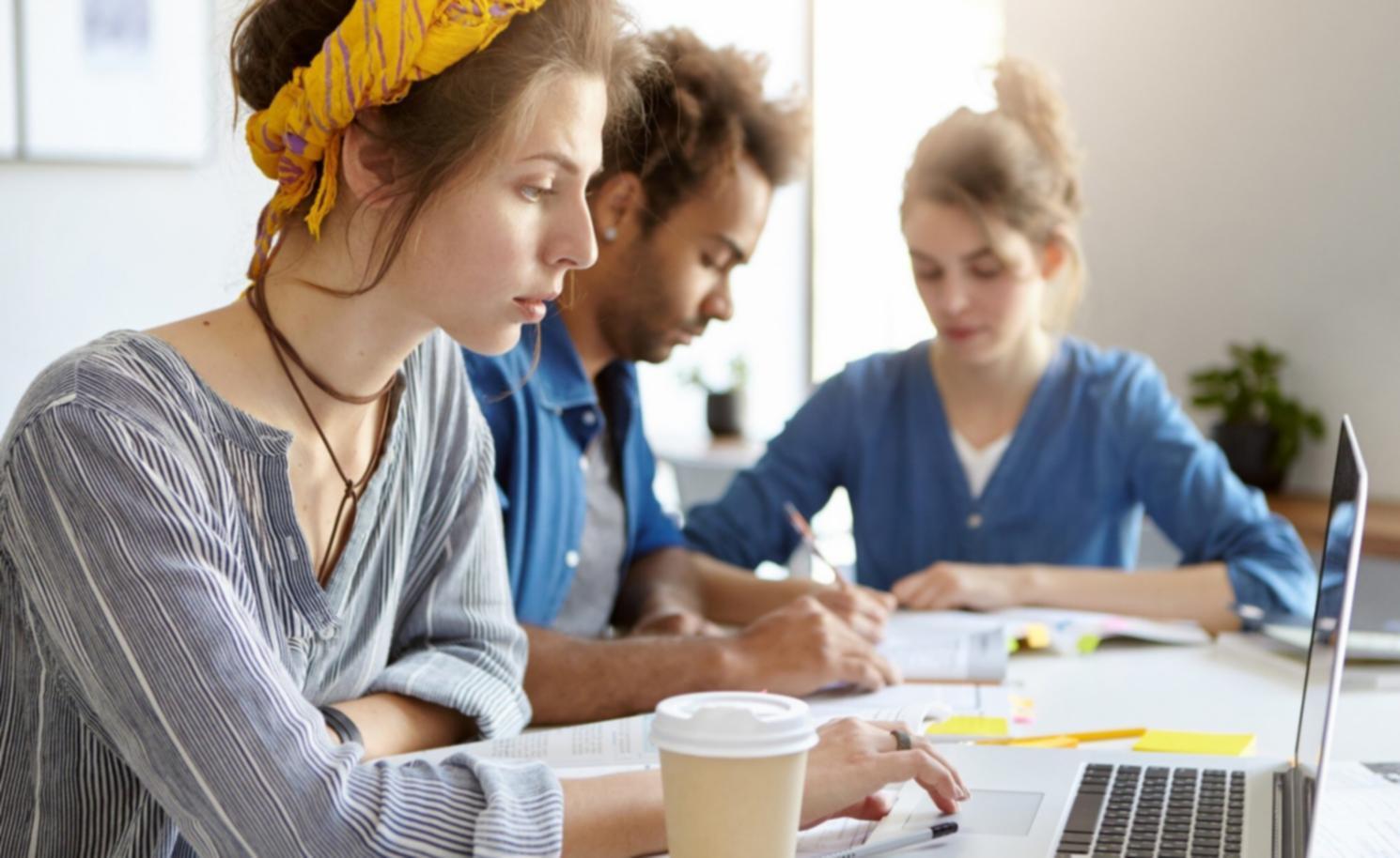 Moderner Arbeitsplatz für Finanzberatung